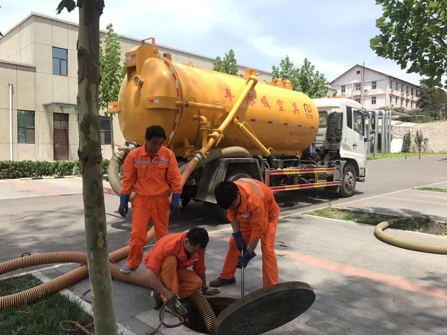 王五镇化粪池清理与5-8吨吸粪车施工效率分析